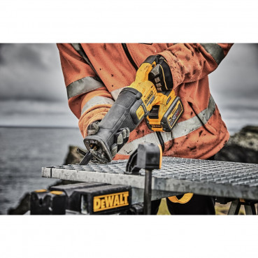 Scie sabre Dewalt 2.0 - XR - sans fil - Flexvolt 54 Volts - 2 batteries Dewalt 3Ah li-lon brushless | DCS389X2-QW