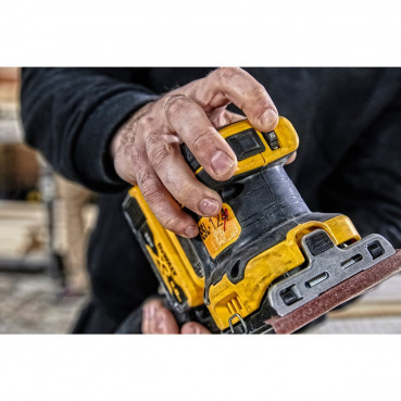 Ponceuse Dewalt 1/4 de feuille - XR - sans fil - 18 Volts - brushless - 2 batteries Dewalt 5Ah | DCW200P2-QW