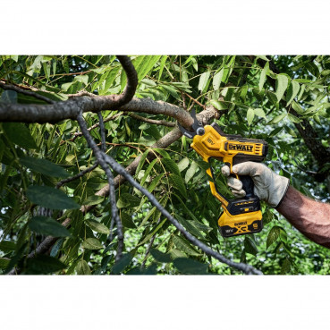 Sécateur électrique sans fil Dewalt 18 Volts pour la taille des vignes et des arbustes - coupe jusqu’à 38mm - livré nu sans batterie, ni chargeur | DCMPP568N-XJ