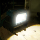 Image du produit : Projecteur de chantier à LED Makita - jusqu'à 3000 lumens - fonctionne sur batterie LXT 14.4 et 18 Volts ou sur prise secteur | DEADML809