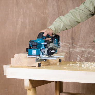 Rabot à bois Makita LXT 18 Volts - sans fil Lithium (Li-Ion) - 5 Ah - 82mm - profondeur rabotage 0 - 3mm | DKP181RTJ